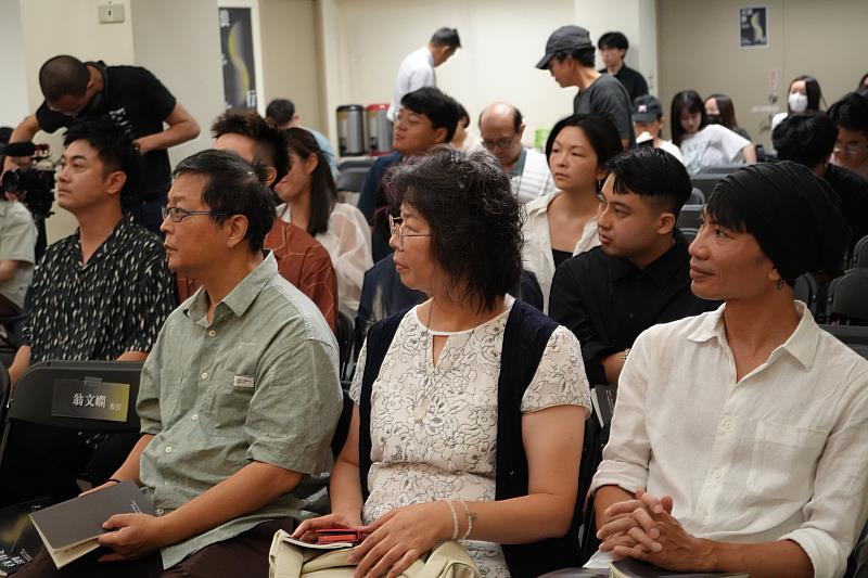前排左起：楊小濱教授、張寶云教授、任明信老師。後排左起：馬翊航教授、詩人陳柏煜、詩人陳冠銘、詩人沈央。